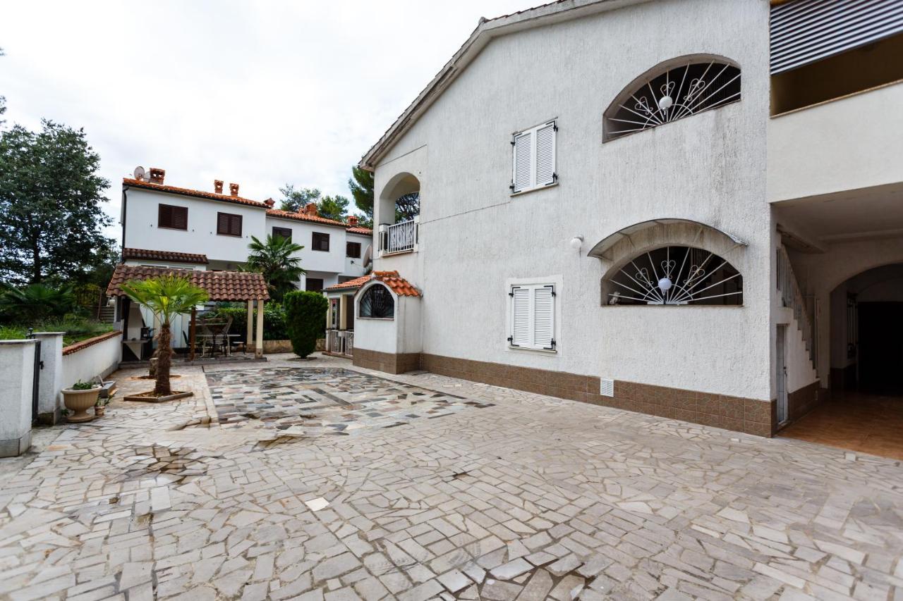 Apartmani Mili Malinska Exterior photo