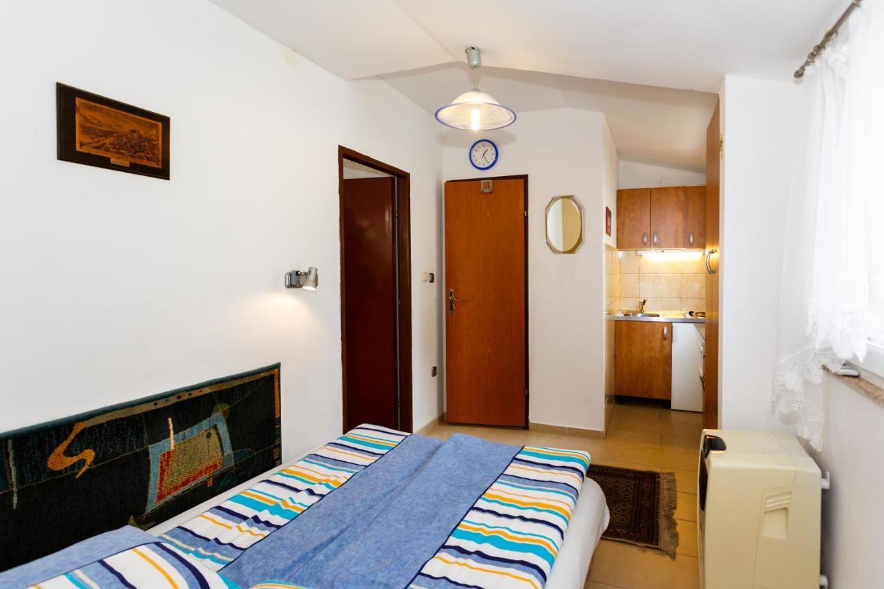 Apartmani Mili Malinska Exterior photo