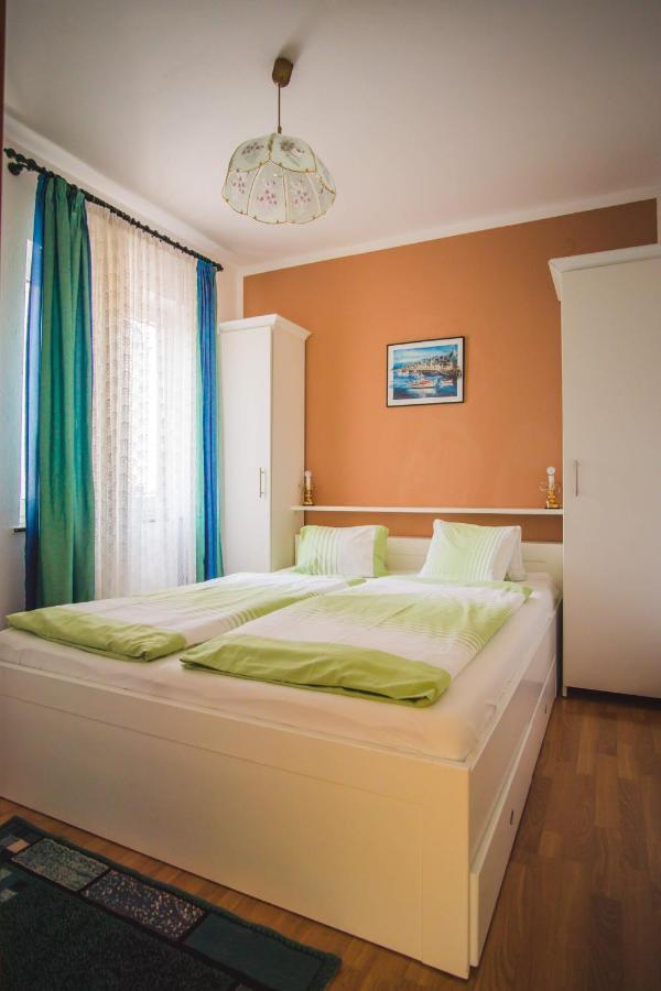 Apartmani Mili Malinska Exterior photo